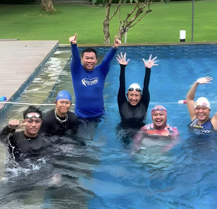 Tim pelatih Tumbuh Kembang Aquatic berpose di kolam
