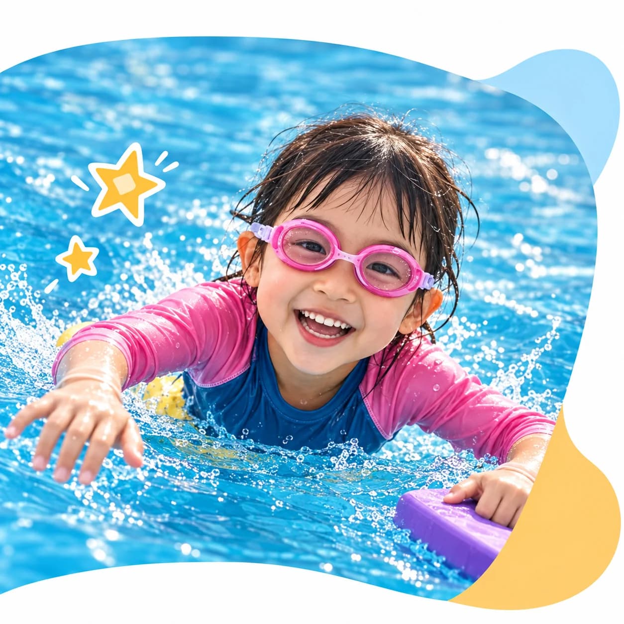 Anak berenang di bawah air sambil tersenyum
